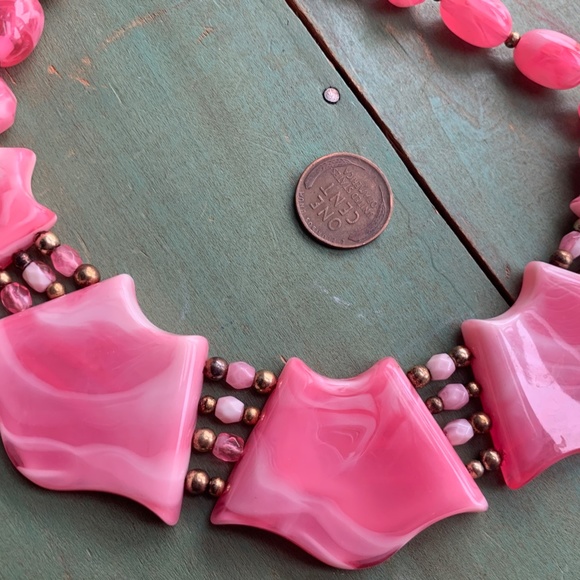 💖 Mid-Century Bubble Gum Pink Swirl Lucite Necklace - Pink 60s Lucite Necklace - Picture 4 of 9